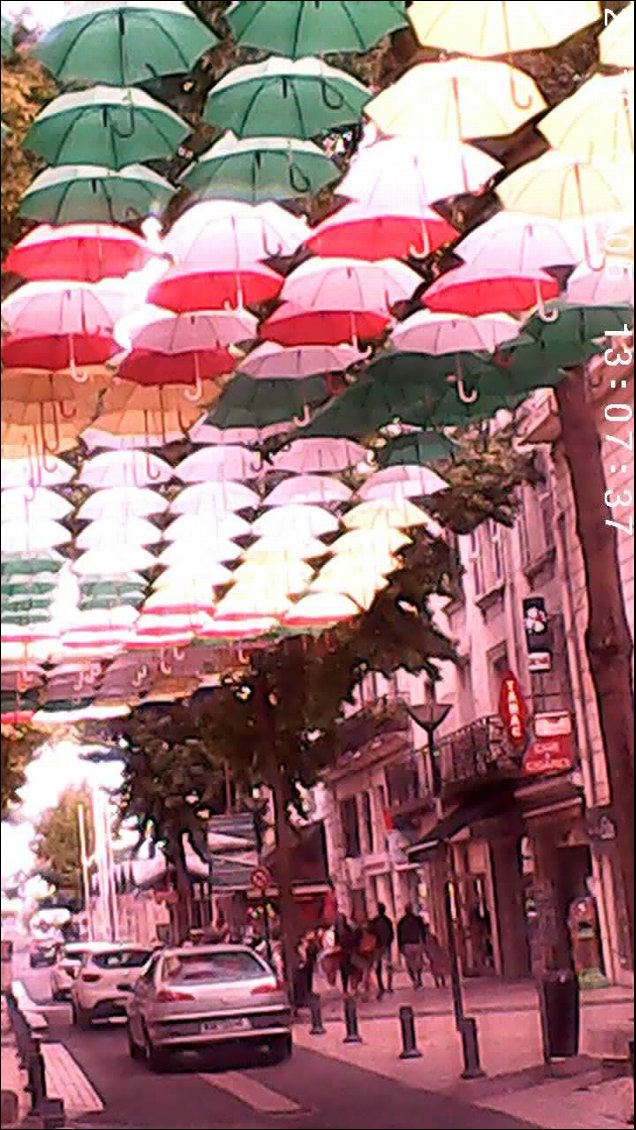 Les Parapluies de Cherbourg mais nous sommes à Saumur...