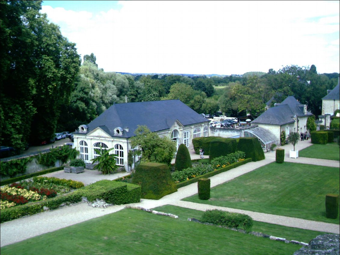 Une autre partie du parc avec au fond l'orangerie.