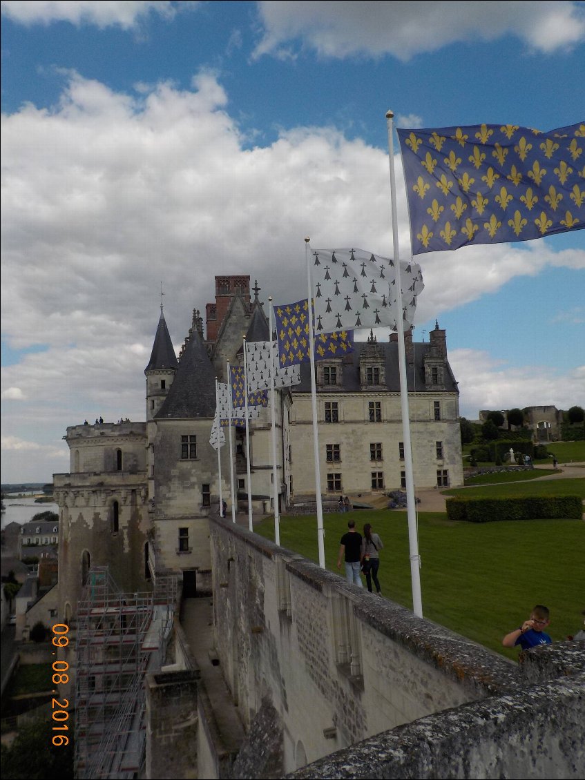 Pas facile de s'imaginer qu'en place et lieu des oriflammes c'était les murs du Château.