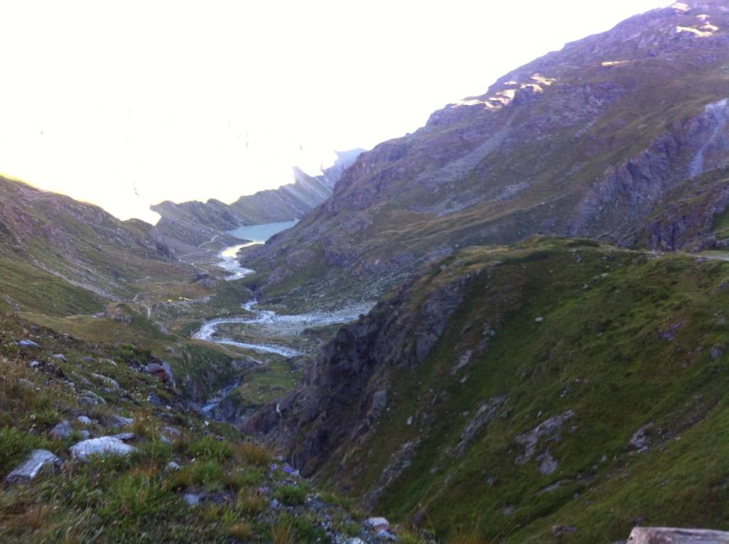 descente vers le lac de mauvoisin