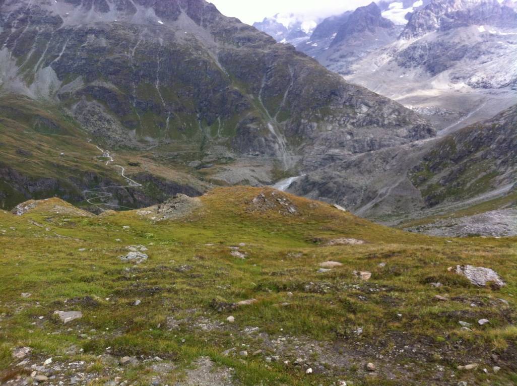 la route en lacets porte à la cabane Chandrion