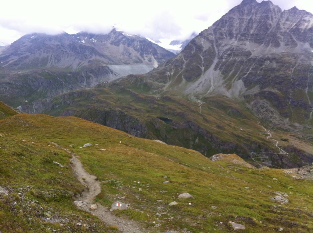 au bout de la piste en lacets on devine la cabane Chandrion