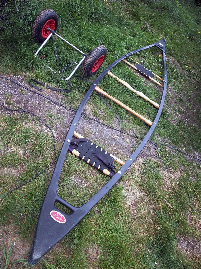 C'est incroyable de constater que le plat bord et les assises, pèsent bien plus lourd que la feuille de royalex qui fait la coque ! Et toujours notre chariot customisé avec son axe de roues résistant à plusieurs tonnes, c'est le reste d'un piston hydraulique industriel. Cette barre de 80 cm pèse à elle seule pas loin de 5 kg !