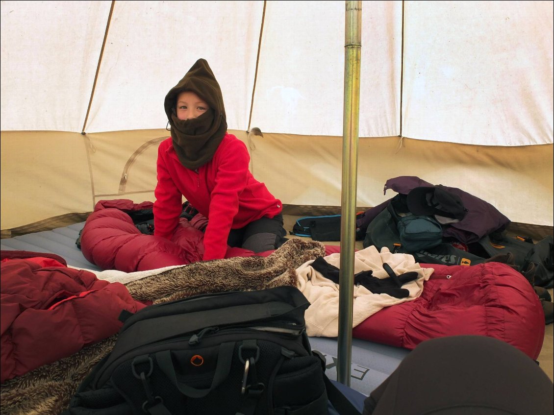 La cagoule en polaire, c'est loin d’être juste pour la photo, le froid nous a surpris, au point de réveiller quelques peurs qui furent de bons signaux d’alarmes !