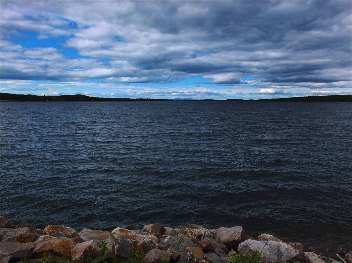 Stora Lulevatten. On doit rejoindre l'horizon où défile une chaîne de sommets enneigés encore enfouis dans les nuages à l'instant de cette image, le jour du départ.