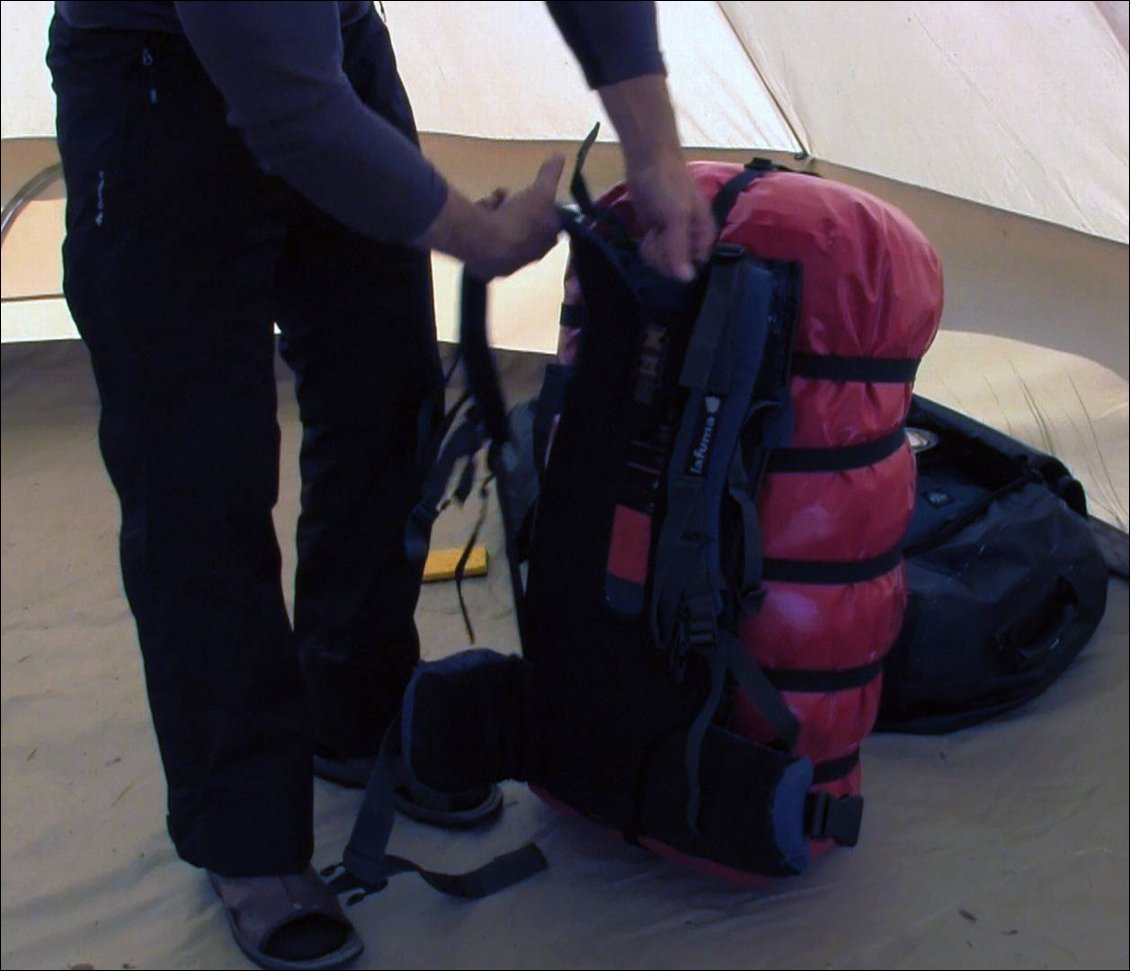 Et hop, ca permet de porter les sacs les plus lourds sans se démonter l'épaule et surtout de tirer le canoë bien chargé : 200 kg minimum pour cette année. Le poids exact on ne le connait pas mais, 22 kg sachets + 90 kg de nourriture + 30 kg de tente, 25 kg de fringues, le bidon 20 kg, le sac de matériel environ 30 kg, sans compter tout le matos électrique et les 3 sacs de pont de 25 litres. Ca laisse bien entendre aussi, la difficulté de certains portages.
Plus le temps passe et plus le poids s’allège de la nourriture que l'on consomme.