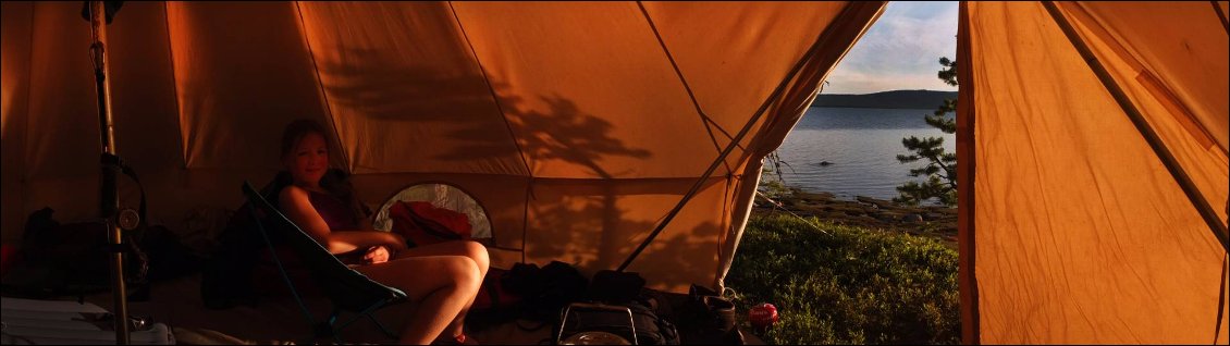 21 h 06 . On sait que demain on quitte le bivouac. On a aucun repère météo, depuis notre embarquement le smartphone me semble tellement grotesque envers ce que l'on vit, puis la batterie ne tiens plus la charge, alors on décide de le ranger et de ne laisser ouvert que le simple téléphone étanche.