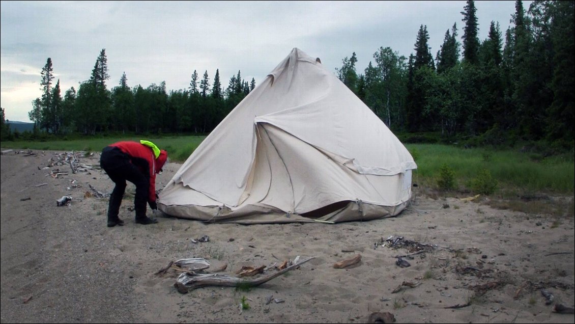 Impossible de monter la tente dans ce sable avec le vent, il suffira juste de reculer de 10 mètres et de mettre des cailloux sur les piquets. Avec le vent, le froid redouble.