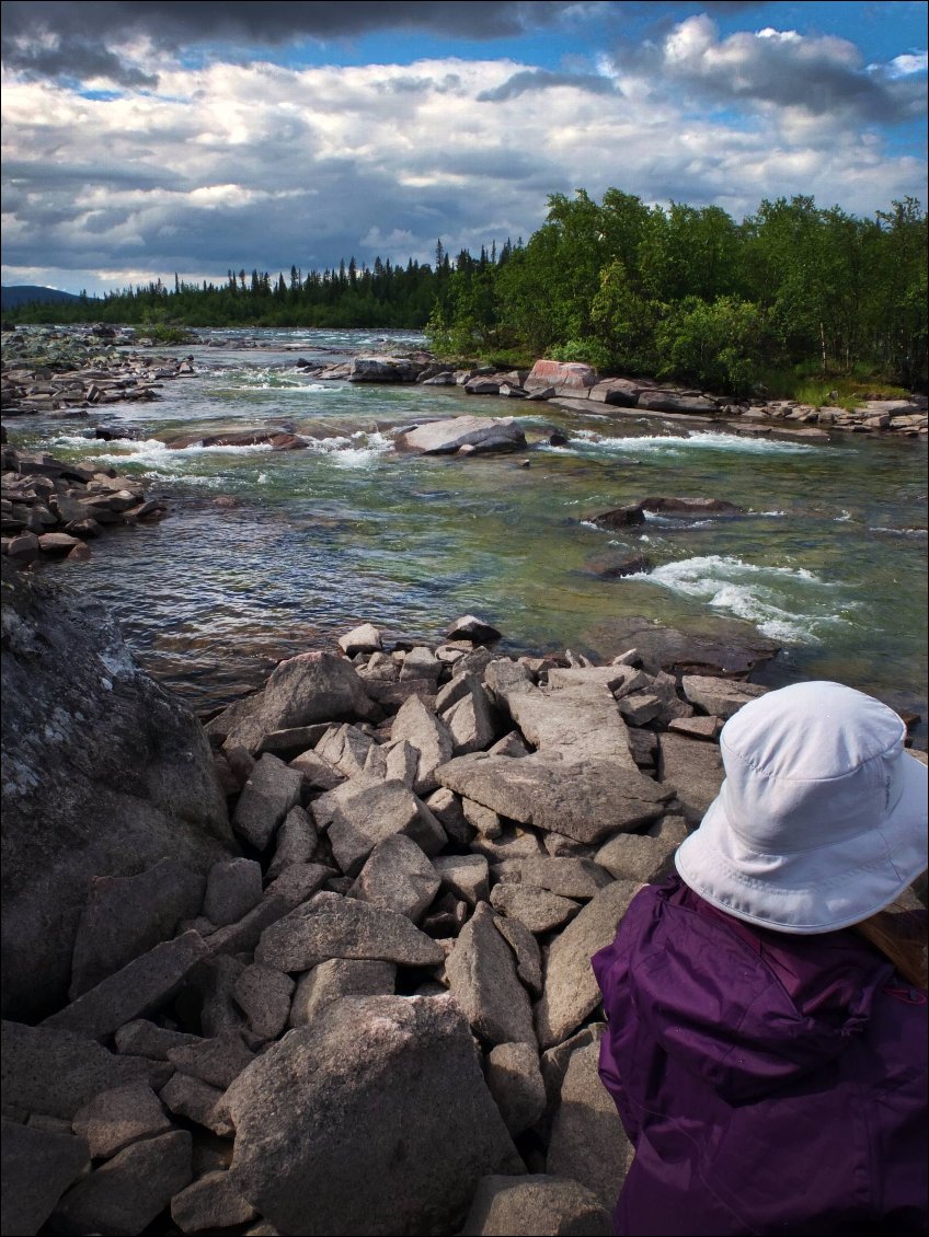 On a même essayé de s’engouffrer avec le canoë le long des bords, ça a failli finir par une belle cravate...