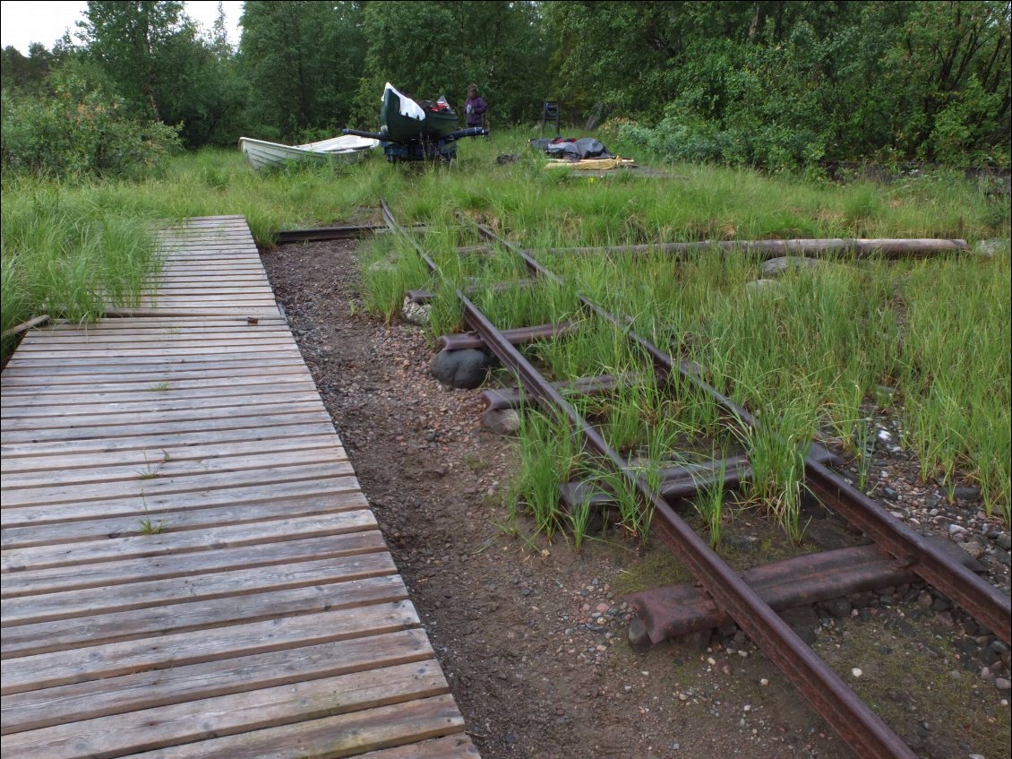 On s'est demandés pourquoi il y avait autant de bateaux posés sur la berge d'en face et en s'approchant on a pu distinguer des rails, on avait du mal à y croire...