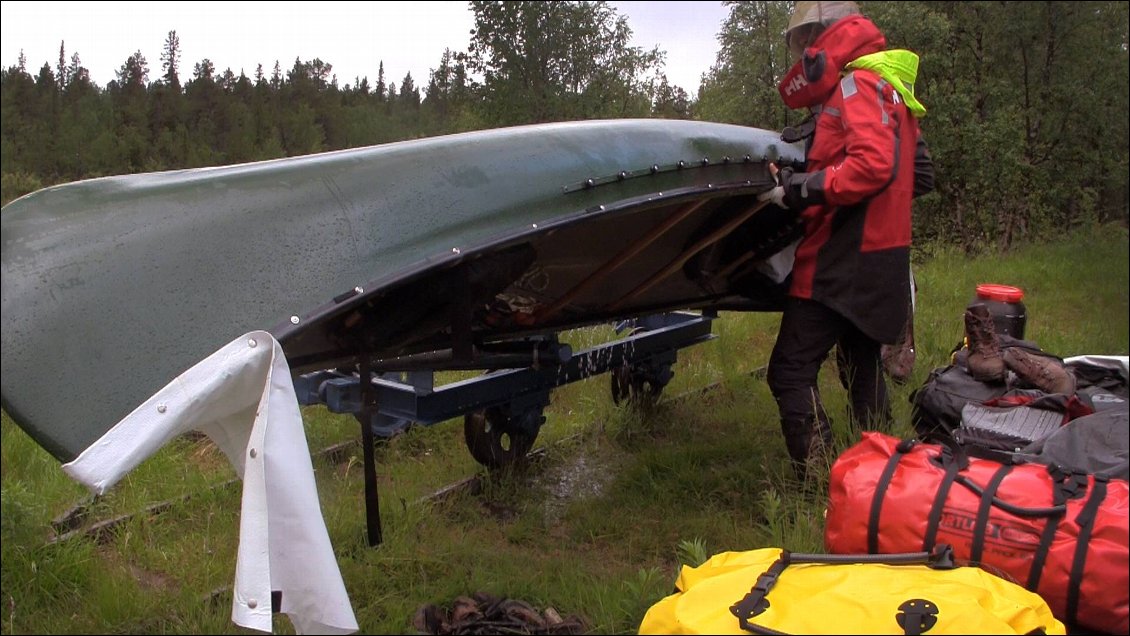 Une sorte de chariot bricolé sert aux bateaux pour emprunter la voie ferré. C'est aussi l'opportunité de vider l'eau de pluie qui s'accumule tout au long de la journée.