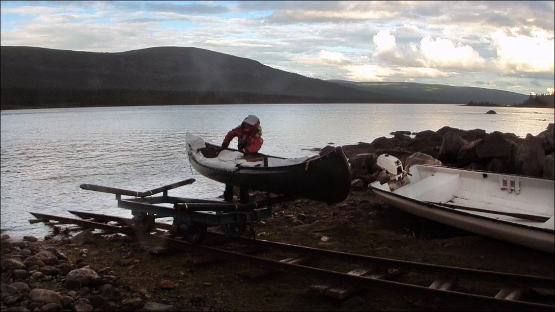 ....Alors après avoir parcouru l'unique kilomètre de la voie ferré à pieds, on était certains d'avoir trouvé la bonne voie, retour au point de départ pour engager le portage.