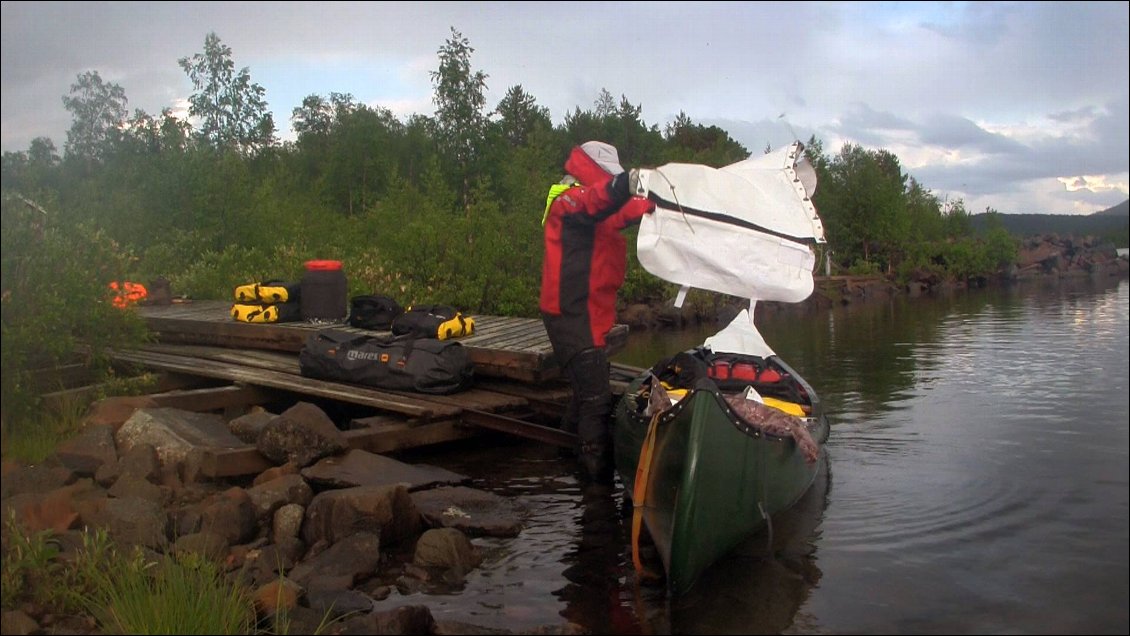 22 h 36 . il a fallu tout décharger puis recharger à l'arrivée, on pensait trouver un bivouac rapidement, il nous faudra encore une bonne heure de pagaie à travers une brume qui nous empêchait de voir la rive, obligés de longer ce qui se révélera être, la pire portion du voyage.