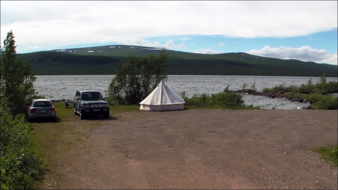 Bivouac 6 . De toute façon durant deux jours on n 'est pas sortis de la tente, sinon pour aller aux toilettes. Rien ne sert de se mouiller alors que rien ne sèche. Même un feu n'aurait pas tenu le choc sous autant de flotte.