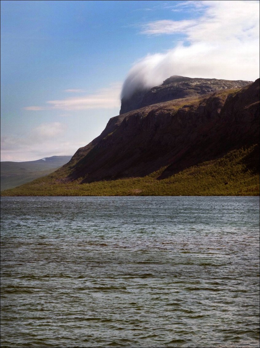 Le rythme est à peine perceptible alors il faut prendre son temps et en fixant le regard, c'est magique de voir le mouvement du nuage qui remonte aussi vite qu'il disparaît.