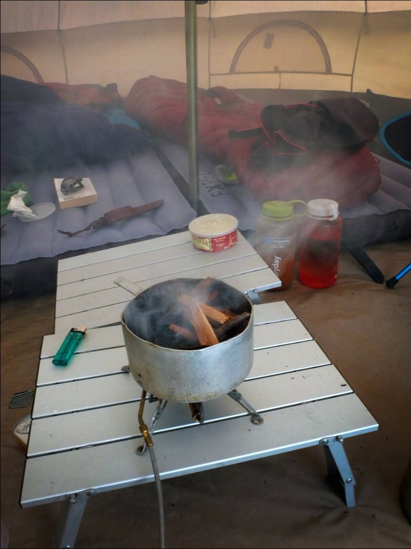 On fait fumer des morceaux d'épicéa bien secs, la grange à coté sert de scierie et le sol en est tapissé..