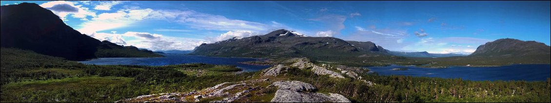 On arrive du lac de droite et on va vers le lac de gauche. Portage en vue.