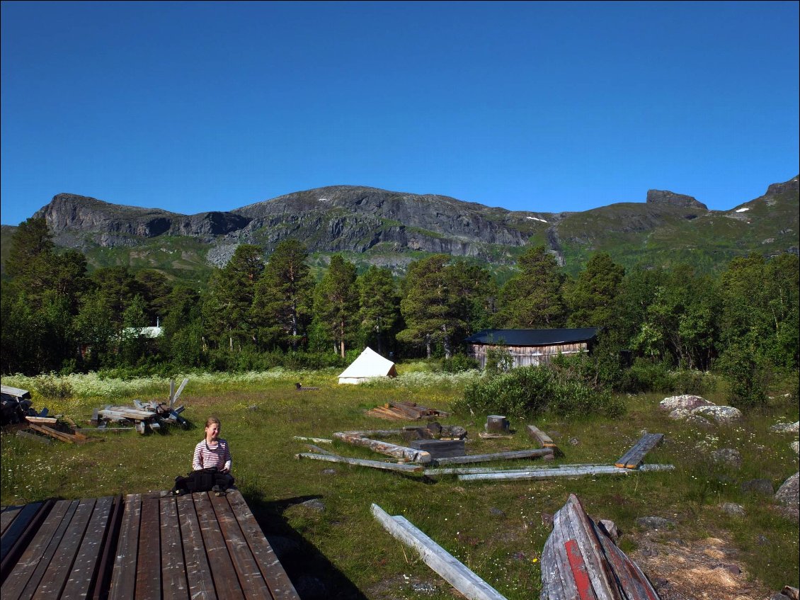 On a pensé à emprunter des madriers trouvés sur place pour franchir 5 obstacles se trouvant tout au long du portage, on décide que la montagne reste la meilleure voie.