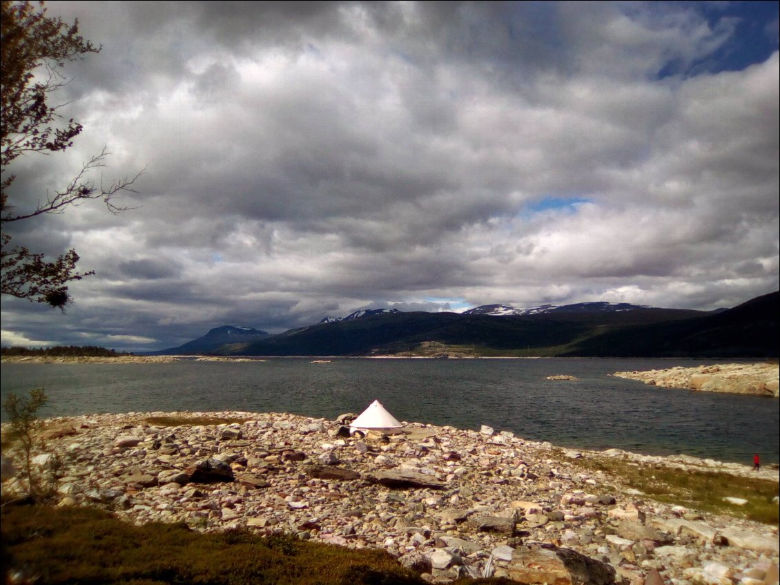 Bivouac 10. La navigation s'est terminée à 23 h 58, couchés vers 2 h c'est trois jours de pluie qui vont nous tomber dessus, dont 48 h non-stop.