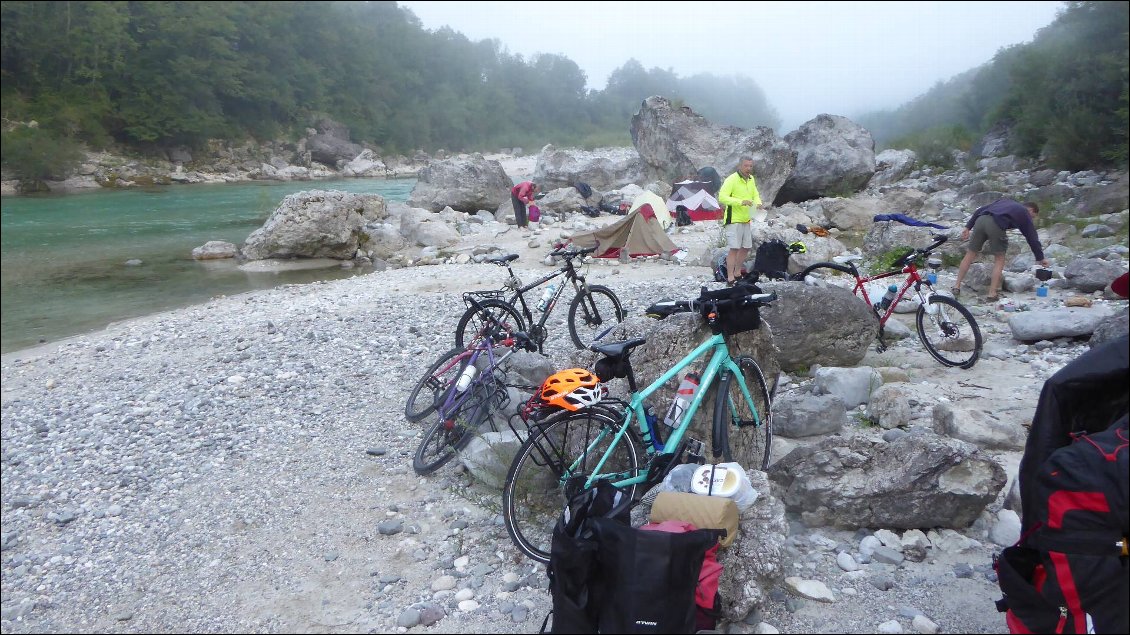 Le camp au bord de la Soca