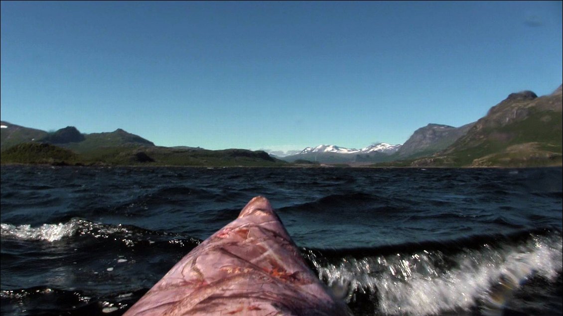 11 H. Partis pour une longue journée, on aura parcouru les 7 km nous menant au portage, en 4 H. Foutu vent !