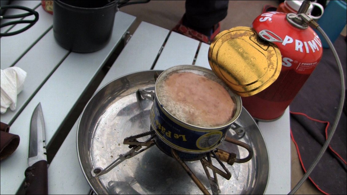 SSSCCCHHHHHH, fait la graisse qui bouillonne et transforme en andouille le pâté breton.