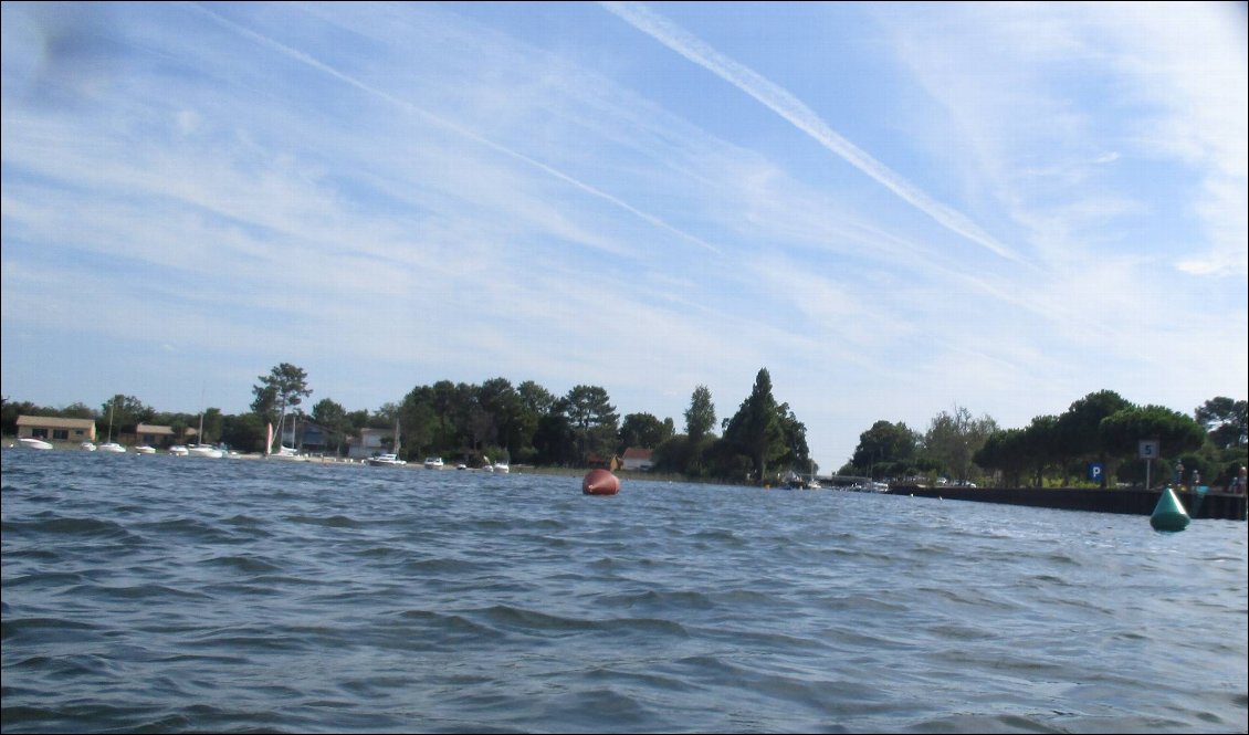 Bouée rouge cylindrique (là elle est sur le flanc) pour bâbord (à gauche)
Bouée conique verte pour tribord (à droite)
Bien que sur les lacs on reste en territoire maritime d'où ces bouées