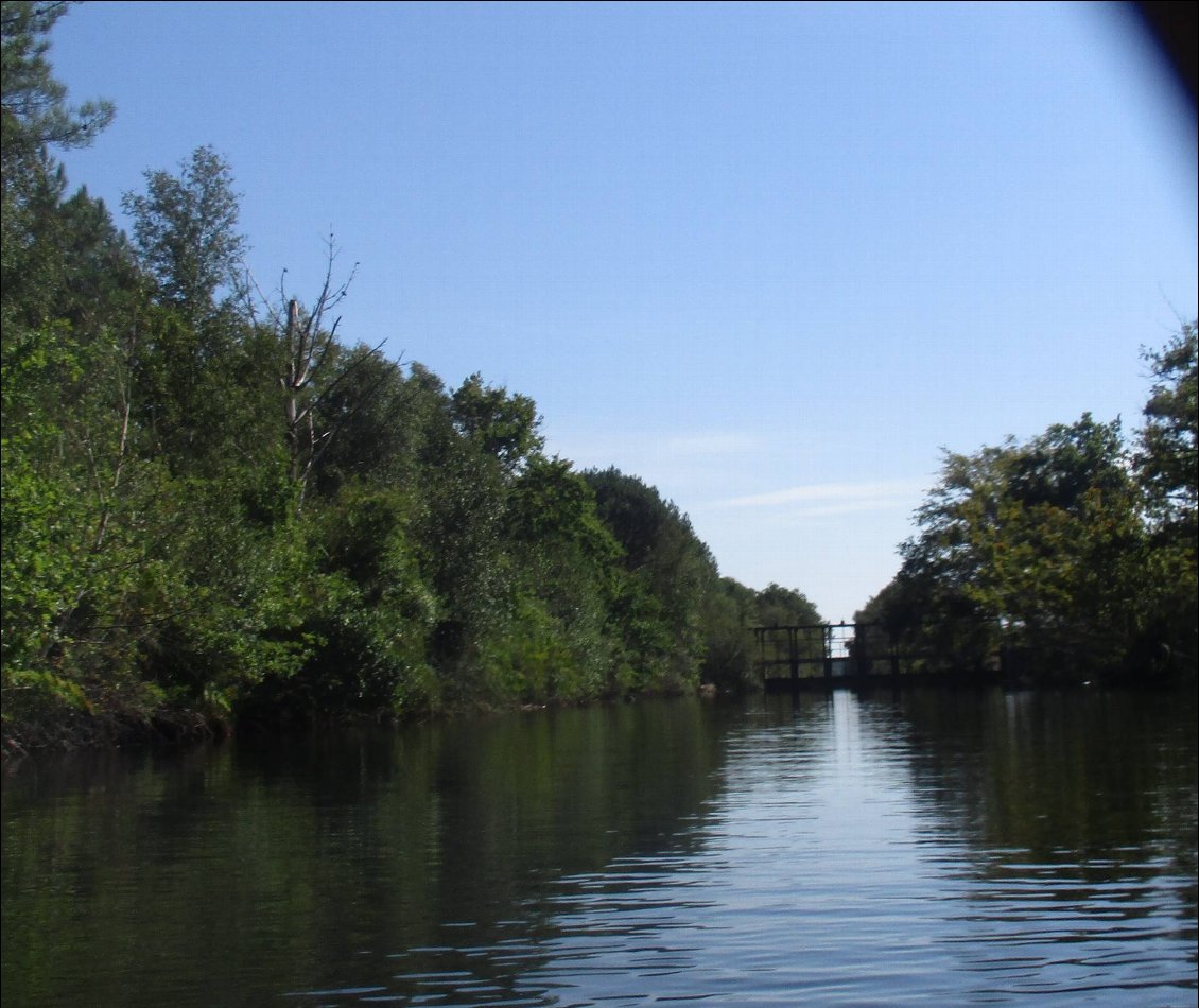 Le barrage de régulation des niveaux après le lac . On rentre à nouveau sur le canal des étangs