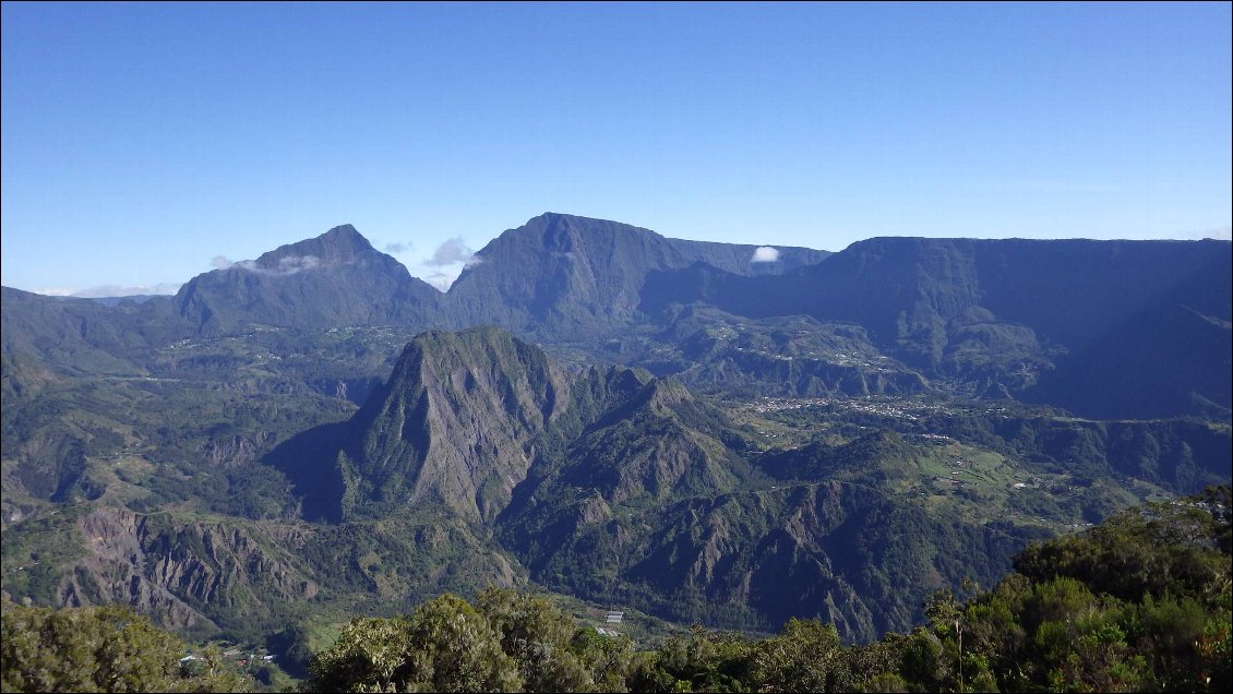 cirque de Salazie: Piton d'Anchaing au centre, Roche Ecrite au fond à droite