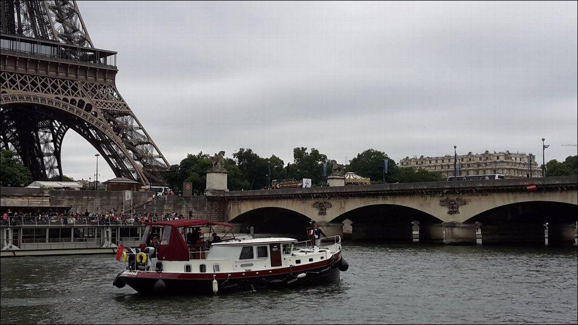 Quelques semaines plus tard....les joyeux drilles à Paris...