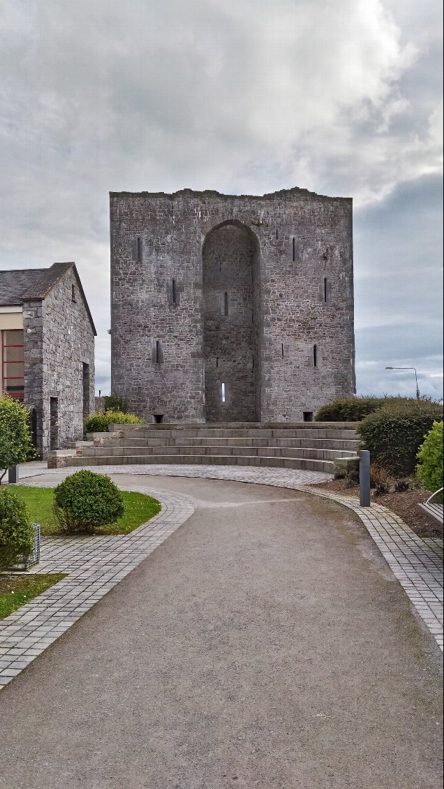 Des vestiges de remparts se trouvant à Listowel. C'est une partie du Listowel Castle où nous avons fait une pause pour se dégourdir un peu les jambes.