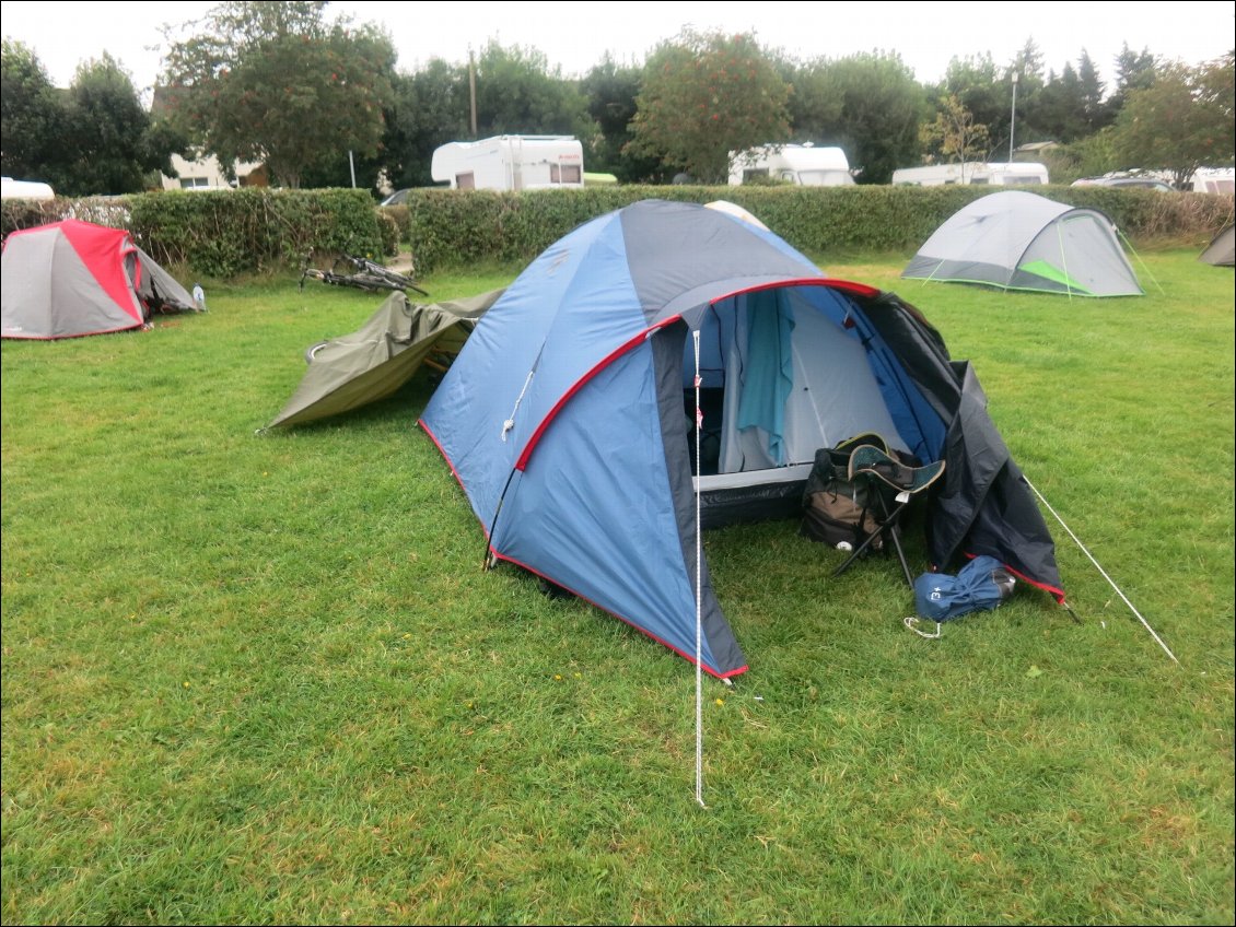 Installation de dernière minutes. C'est vrai qu'à 22h, et après une bonne centaine de kilomètres, nous n'avions pas vraiment de goût de tout bien installer. Notamment la tarp que j'ai installé pour protéger les vélos à minima.