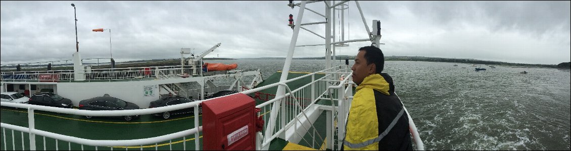 La traversé sur la barge a était beaucoup plus calme que ce que nous pensions. Elle nous a permis de sentir les embruns du large et de s'imprégner des couleurs grisâtres qui n'allait malheureusement plus nous quitter pendant un long moment.