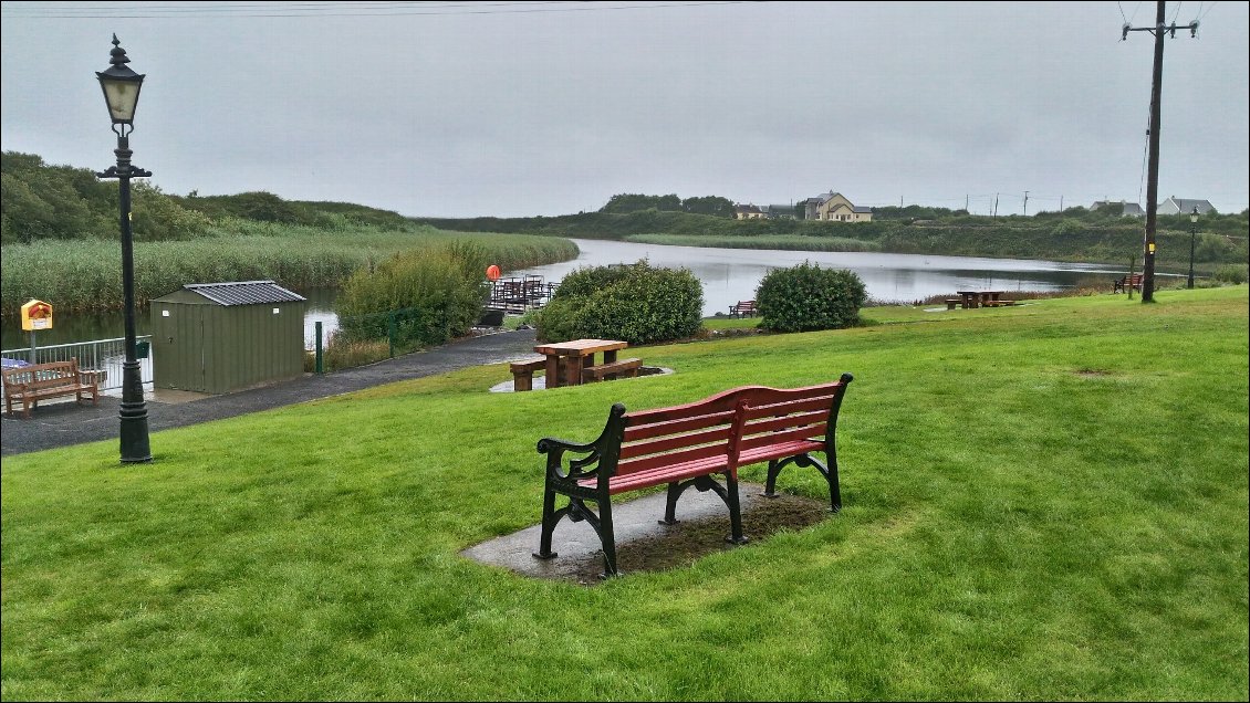 La petite pause, paysage typiquement de là bas: lampadaire, banc, temps gris, ...