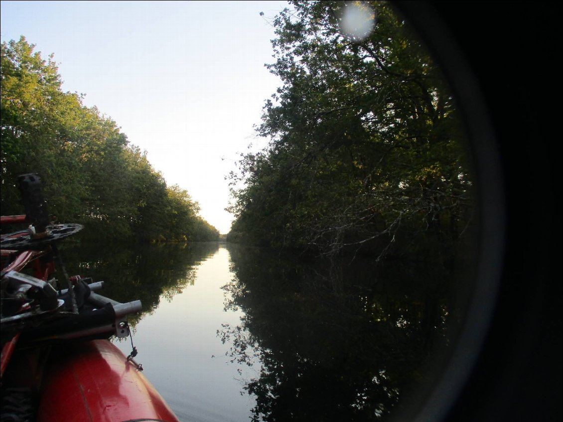 Canal des étangs vers le barrage de Joncru