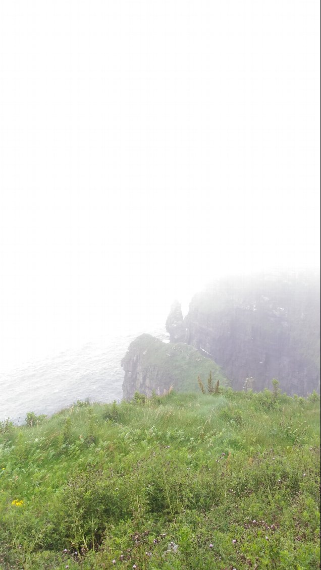 Cette maudite brume nous empêche d'admirer le spectacle. Nous ne voyons qu'à quelques mètres. C'est frustrant.