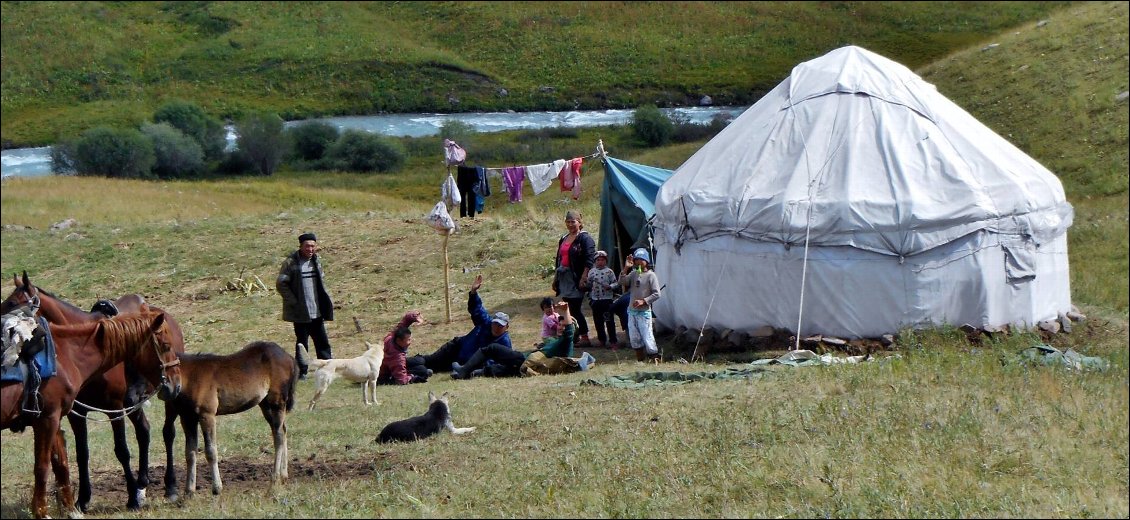 Terre d'accueil.  En chemin, nombreux partages de thés et autres...khoumis, kourout,...avec les bergers