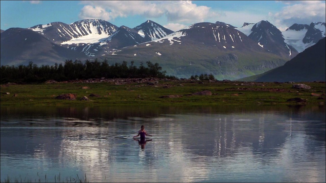 L'eau est de plus en plus glaciale mais tu ne résistes pas d'essayer.