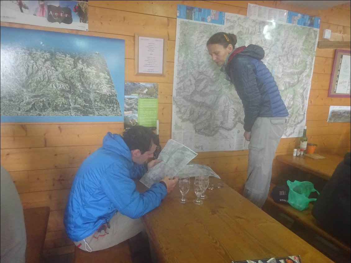 Bon, la cabane visée est squatée par les moutons. Pause carte pour décider de notre sort autour d'une bière.