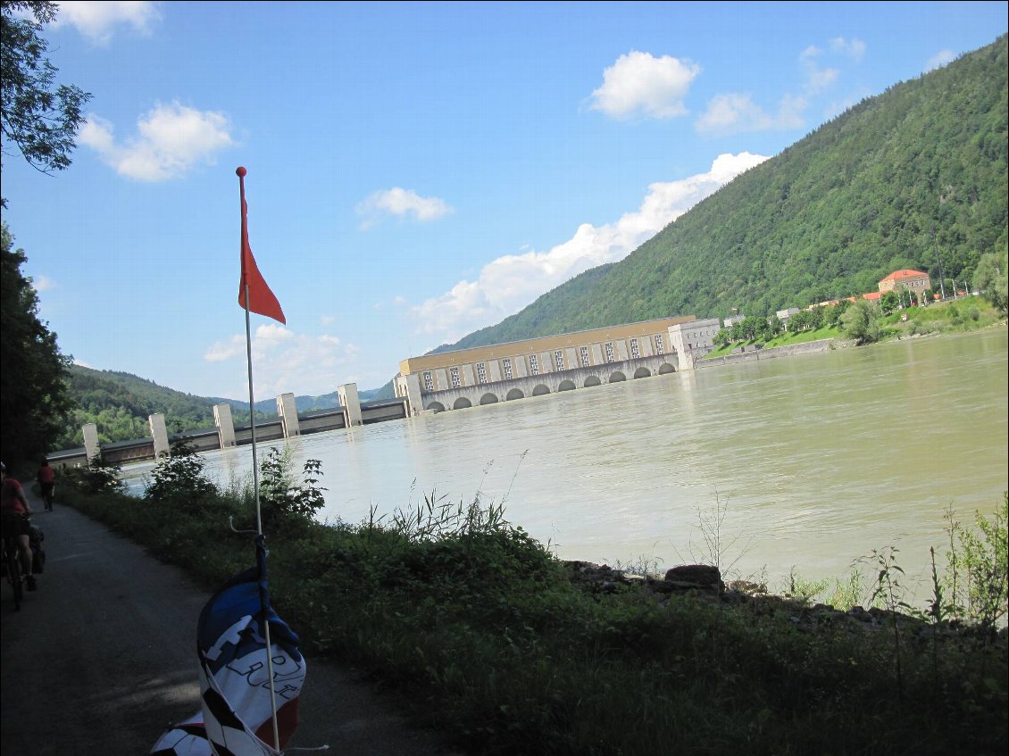 un des nombreux barrages qui jalonnent le fleuve.