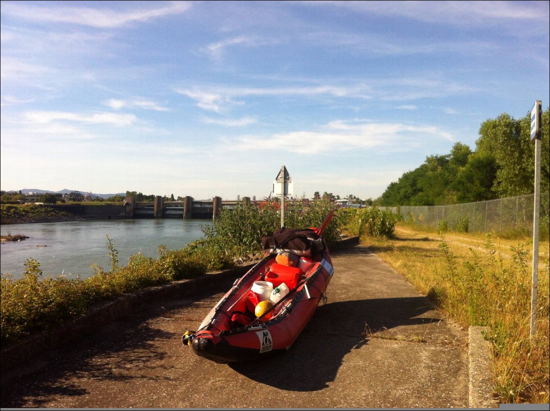 une rampe de remise à l'eau
bref le seul barrage où tout est parfait et bien étudié pour la navigation en canoe...