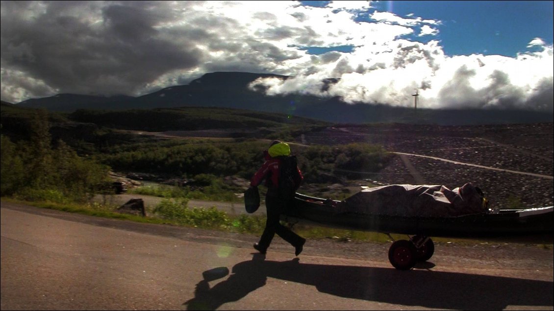 Comme on revient, la majorité de la route est en pente, on en profite pour courir au rythme du canoë qui roule tout seul.