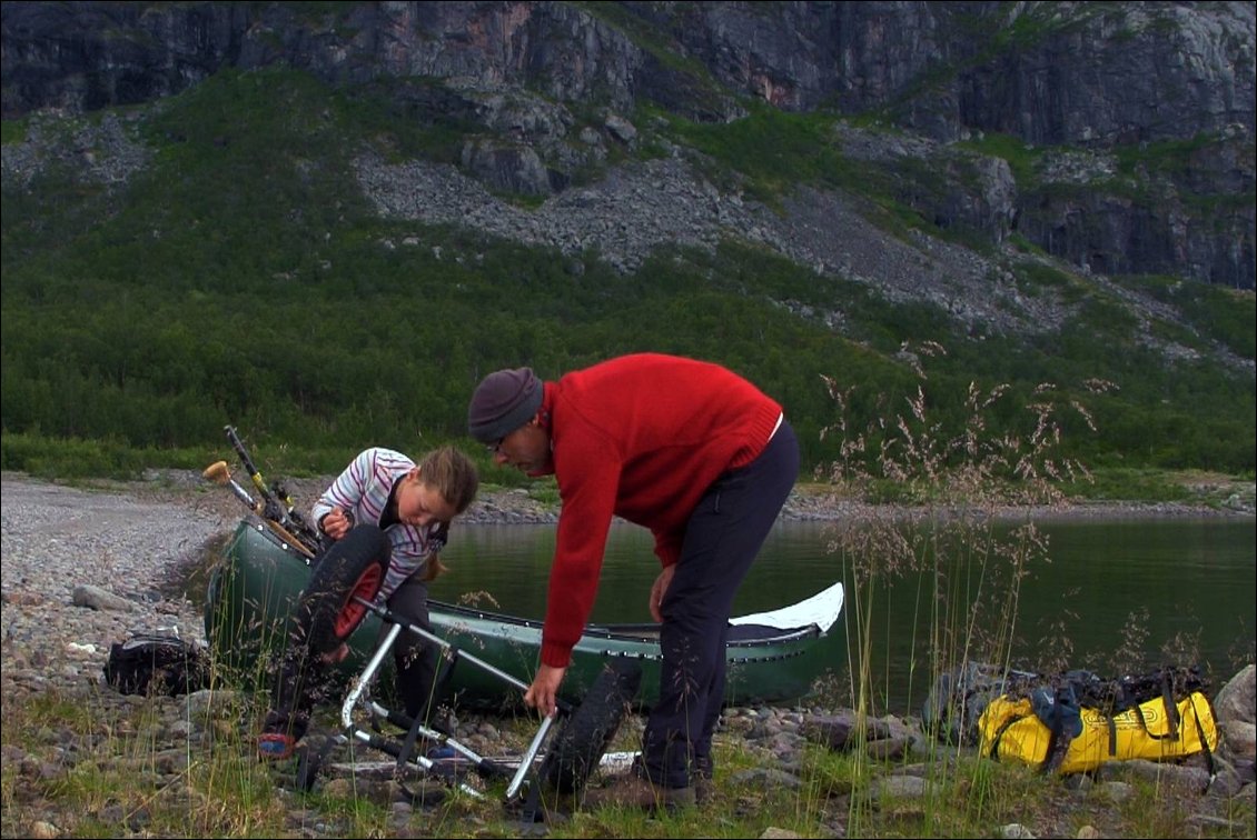 SupervagabondS en action : Préparation du portage. Aide moi, j'ai les pouces fragilisés et je sais que je peux compter sur toi.