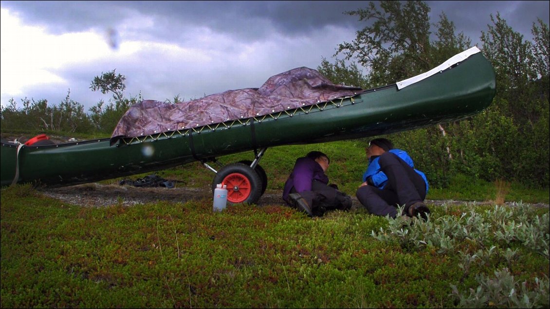 On s'abrite de la pluie au moment du départ.