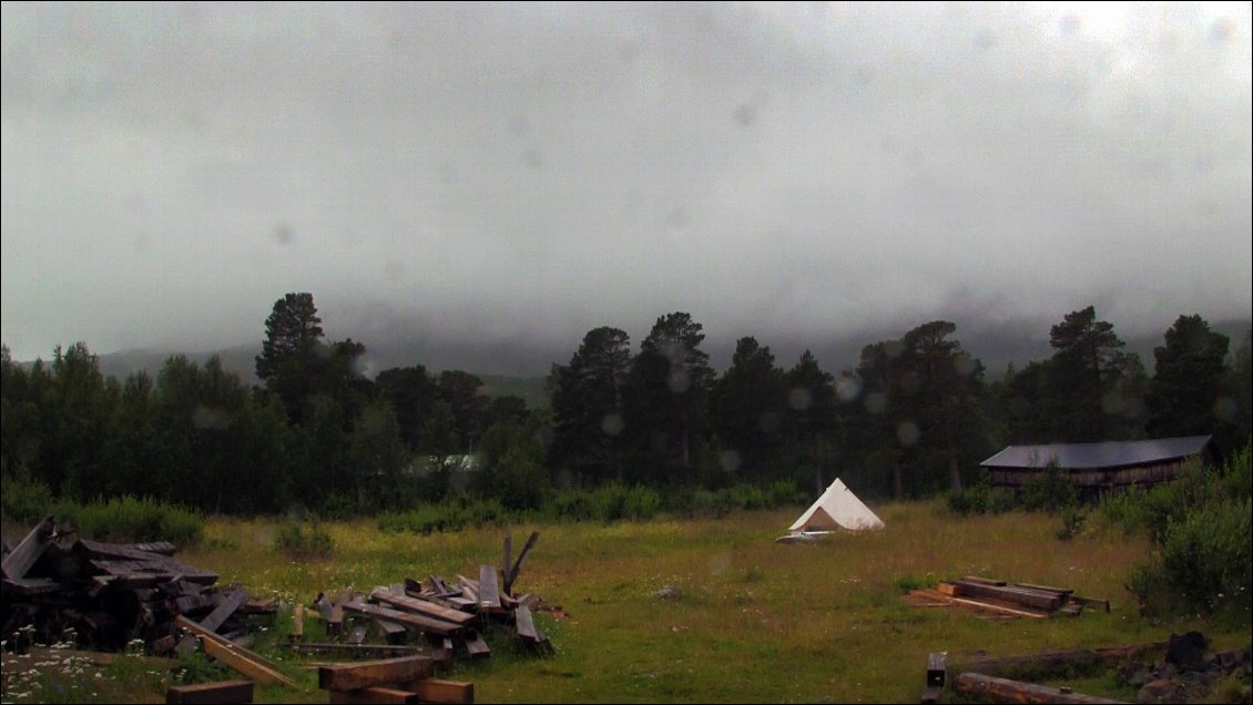 Les montagnes disparaissent totalement dans les nuages.