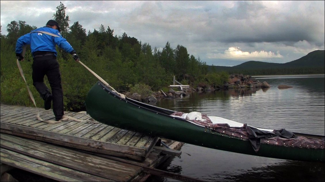 3 Jeunes scandinaves étaient là à notre arrivée, ils ont compris que l'on ne refuserai pas une aide précieuse, du coup ils ont préférés s’éclipser pour nous regarder faire de loin !