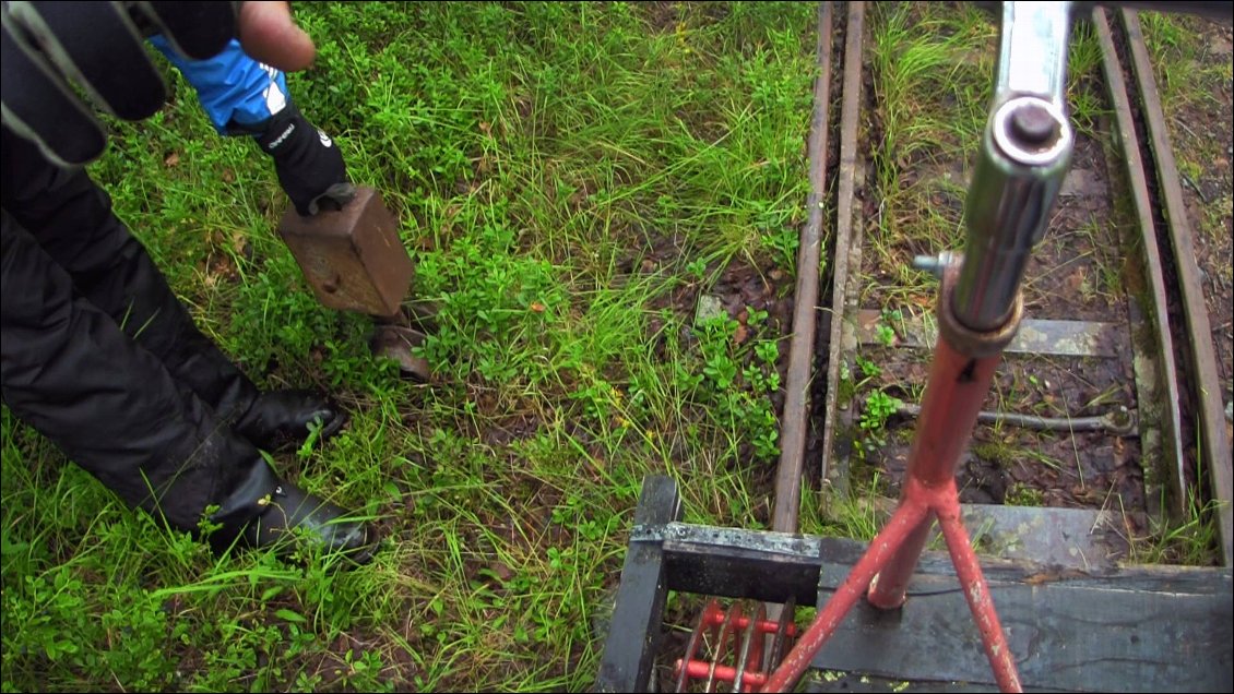 il y a même un aiguillage qui permet d'utiliser plusieurs chariots sur cette voie unique,