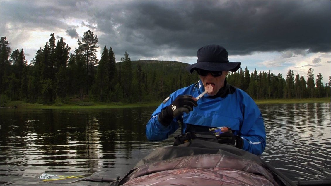 C'est pas par plaisir qu'on mange dans le canoë...