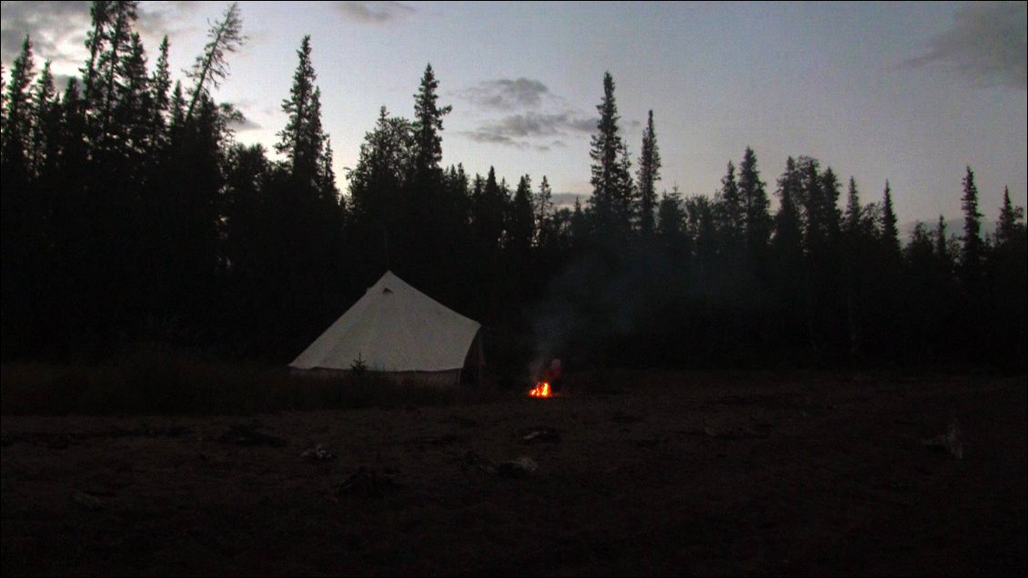 La nuit refait son apparition, quelques minutes chaque jour. Bivouac 4 et 18.