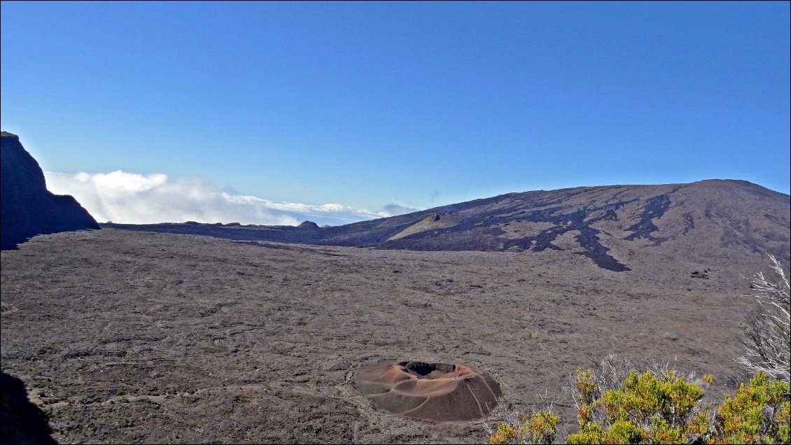 Enclos du volcan, immense (superficie 9x13 km, profondeur 100-400 mètres)...